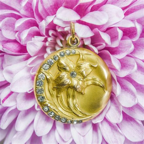 Shine on with this amazing Victorian-era locket. This stunning piece of ...