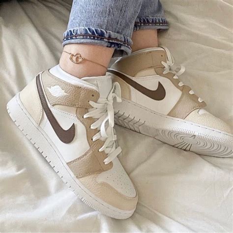 Brown & Cream Air Jordan 1 Mids | Jordans femininos, Sapatilhas nike ...