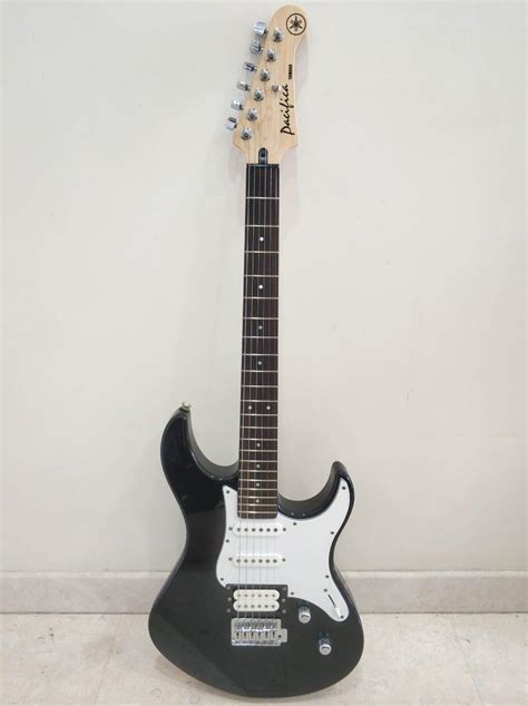 Yamaha Electric Guitar with Amplifier, Hobbies & Toys, Music & Media ...