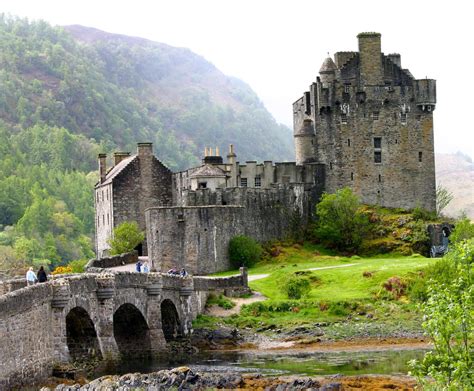 We met Eilean Donan on the way to the Isle of Skye | Scotland castles ...