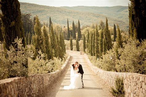 Beautiful Outdoor Destination Wedding in Tuscany, Italy - The Destination Wedding Blog - Jet ...