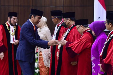 Presiden Jokowi Saksikan Pengambilan Sumpah Ketua dan Wakil Ketua MK ...