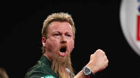 Simon Whitlock rediscovers form with the aid of glasses | Darts News ...