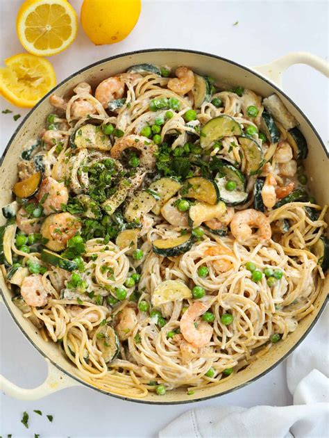 Creamy Garlic Prawn Pasta {10 Minute Meal}