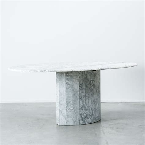 Oval Arabescato marble dining table | Béton Brut