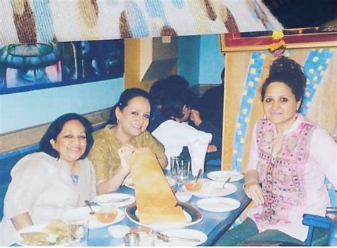 Bushra Ansari Shares Throwbacks With Family And Friends | Reviewit.pk