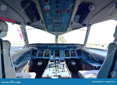 Cockpit Van Sukhoi Superjet 100 in Singapore Airshow Redactionele Stock Foto - Image of ...