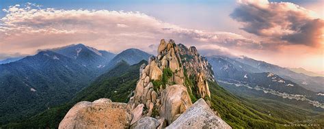 Ulsanbawi Rock 설악산 울산바위 | At the summit of Ulsanbawi are two… | Flickr