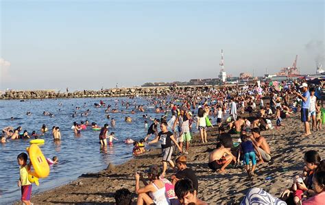 LOOK: Hundreds troop to Baseco Beach in Manila despite warnings Manila ...