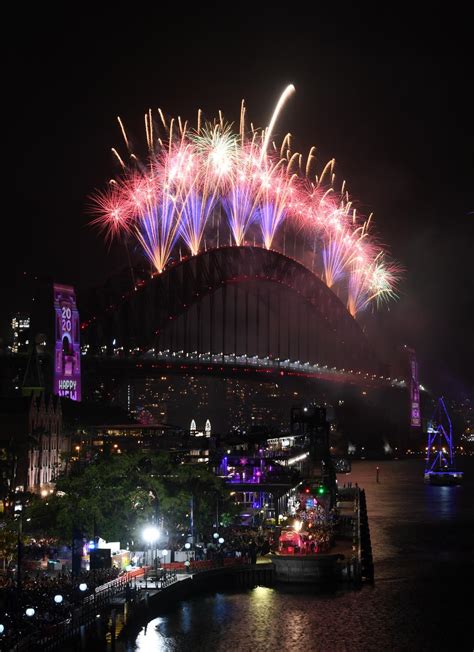 New Year's Eve: Fireworks light up Sydney Harbour | 7NEWS