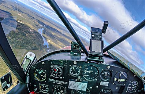 Communications - Aviation - Cockpit i en Piper Super Cub © 20020910DSC ...