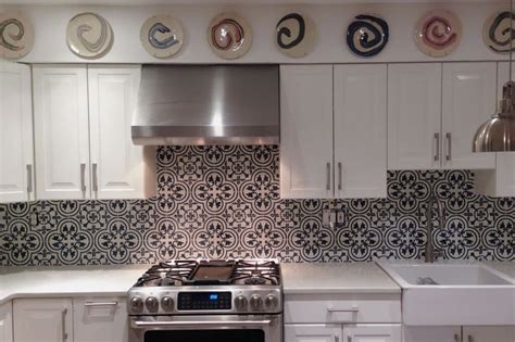 10 Black and White Kitchen Backsplash Ideas 2024 (The Tips) | White kitchen tiles, White tile ...