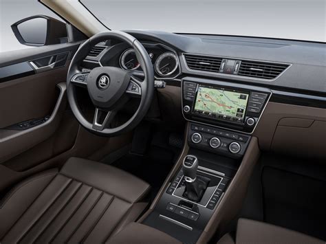 Upgraded ŠKODA Superb: Interior as spacious as higher-class vehicles ...