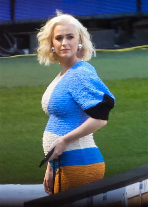 Katy Perry Wears Tight Dress & Shows Off Baby Bump In Australia – Hollywood Life