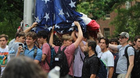 Los miembros de la fraternidad de la UNC que protegieron la bandera estadounidense relatan la ...