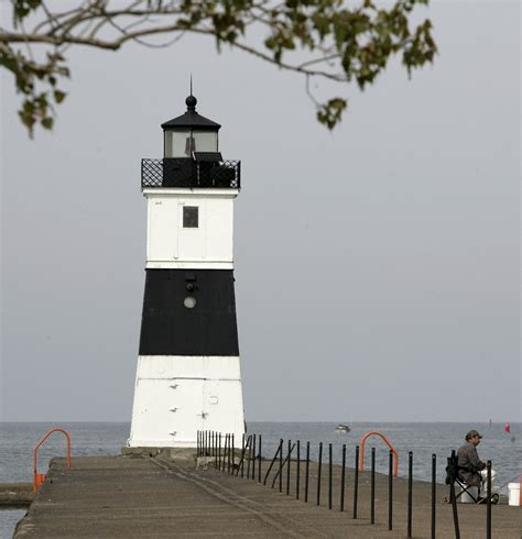 Erie's Reopened Presque Isle Lighthouse Drawing Big Crowds | 90.5 WESA