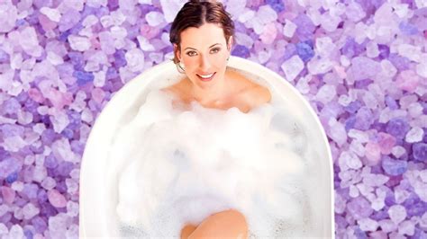 An Epsom Salt Bath Could Be The Key To Debloating Fast