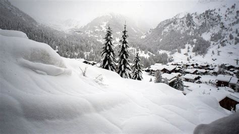 Alps snow strands thousands of tourists in Switzerland - BBC News