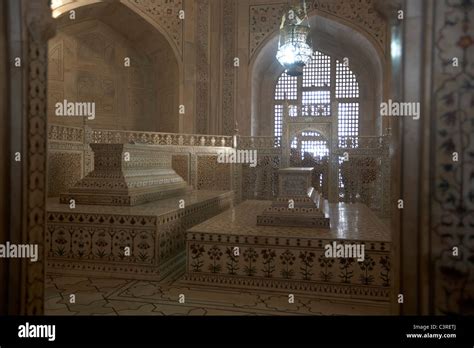 Taj Mahal interior tombs of Shah Jahan and Mumtaz, Agra, Uttar Stock Photo: 36781266 - Alamy