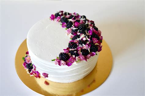 Blackberry chiffon cake, decorated with edible flowers. | Comida, Tortas, Moras