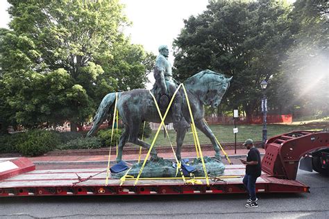 Gen. Robert E. Lee statue removed in Charlottesville | Honolulu Star ...