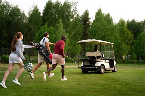 Free Photo | Scene with friends on the golf course