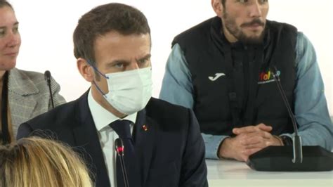 Covid-19: Emmanuel Macron remet un masque au nom de la "responsabilité"