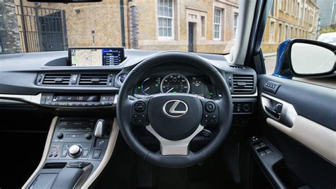 Lexus CT 200h (2011-2020) interior & comfort | DrivingElectric