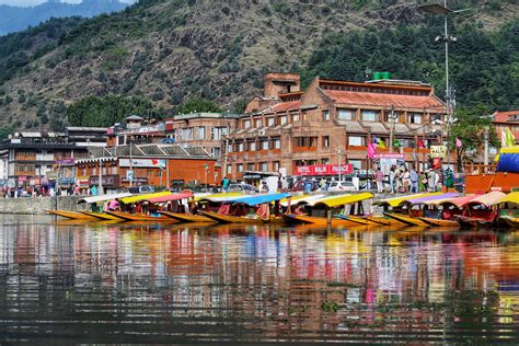 Houseboats at the coast of Dal lake - PixaHive