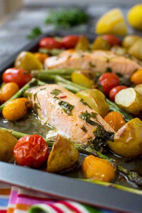 Lemon butter salmon with potatoes and asparagus (sheet pan dinner ...