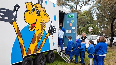 Healthy Harold: Nostalgia helps save Australia's drug-fighting giraffe - BBC News