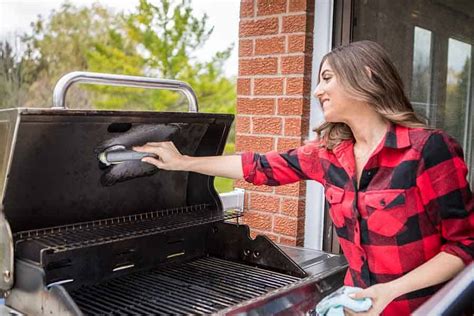 How to Clean a BBQ Grill - Clean My Space