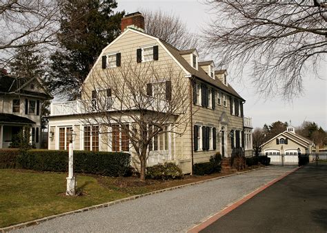 Avaliada em US$ 850 mil, casa de 'Horror em Amityville' é vendida ...