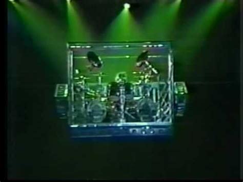 Tommy Lee Upside Down Drumming : Tommy Lee Drum Solo Video History 30 ...