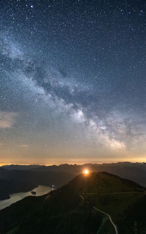 A view of the night sky over a mountain photo – Free Bavaria Image on Unsplash