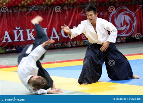 Duel editorial stock image. Image of sports, speech, spectators - 16635709