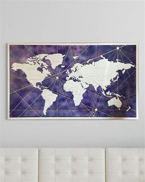 Planisferio con países grabados color blanco con fondo pintado de manera difuminado morado ...