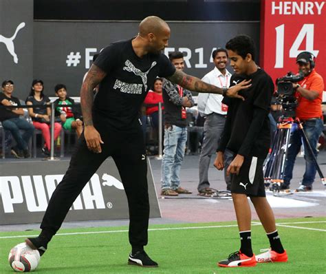 WaLks...,: Thierry Henry trains kids during trip to India