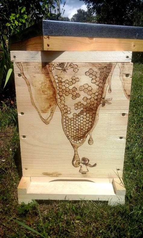 Honey hive / Rayon de miel wood burning on a beehive Pyrogravure sur ...