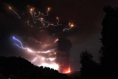 Lightning bolts emanate from the Puyehue-Cordón Caulle volcano's ash ...