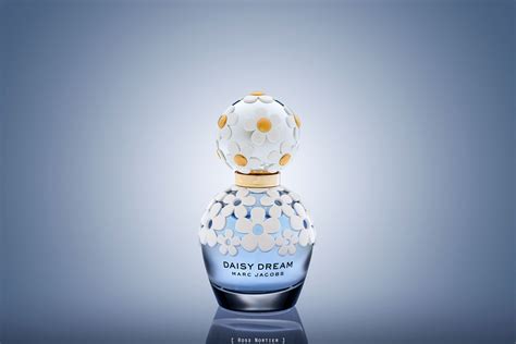 Marc Jacobs - Daisy Dream - Shit this little nightmare of a perfume bottle for a product ...