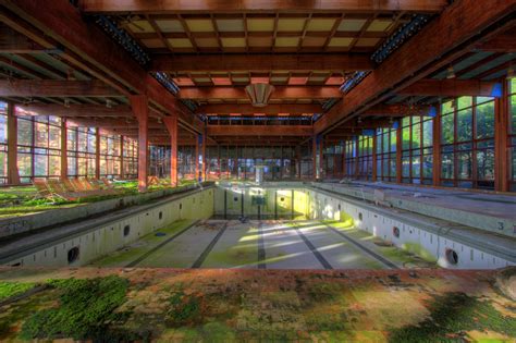 Abandoned Pool in New York [3088x2056] : r/AbandonedPorn