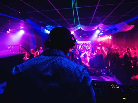 Party DJ For Hire | Hiring A Mobile DJ Is Quick And Easy