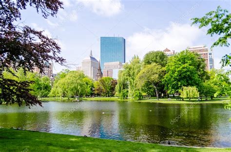 Boston Public Garden – Stock Editorial Photo © marcorubino #27948727