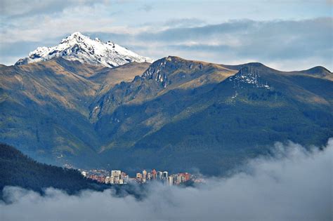 Pin by Amparo Rivadeneira on Quito, ciudad hermosa entre valles y montañas!! | Quito, Countries ...