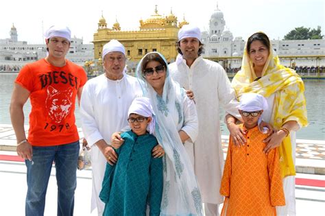 Ustad Amjad Ali Khan visits Golden Temple with family