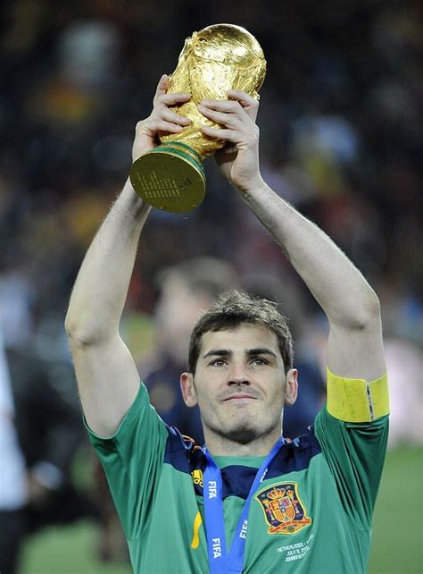 Iker Casillas retires as one of Real Madrid's most famous sons in 2020 | Iker casillas, Sergio ...