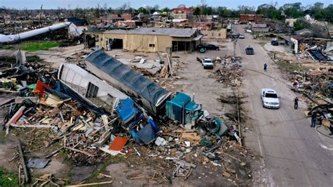 Mississippi faces more extreme weather after tornado kills 25