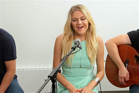 Kelsea Ballerini Performs Acoustic Version of ‘Dibs’