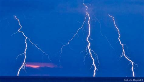 Why lightning flashes in different colors